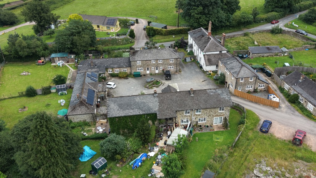 Lot: 125 - THREE-BEDROOM SEMI-DETACHED HOUSE SITUATED WITHIN HIGHER GRANTS FARM - Birds-eye-view